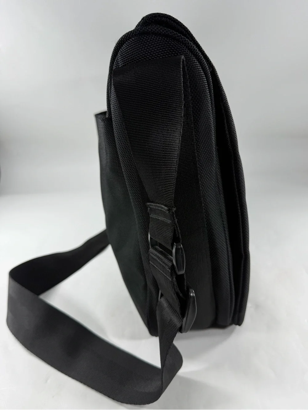 Cocoon Black Messenger Bag Laptop Crossbody Briefcase Travel Work Adjustable